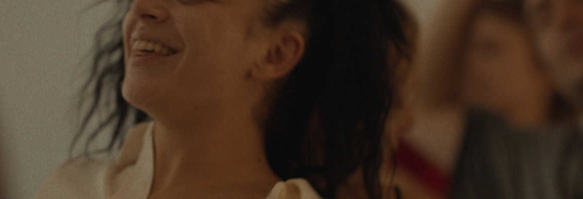 “Erupcja”, protagonizado por Charli XCX, está em cartaz nos cinemas brasileiros